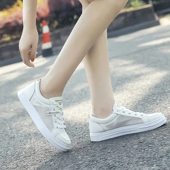 Дамски Ежедневни обувки; Модни Дишаща пешеходната обувки на плоска подметка с шнур и мрежа; Дамски маратонки Колекция 2019 г.; Тенис; бяла Вулканизированная обувки; YYJ52